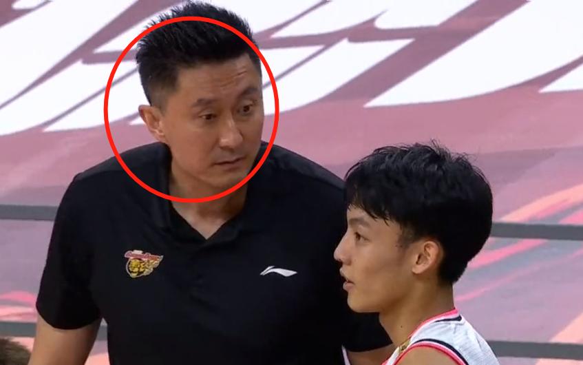 徐杰三分10投9中杜锋反应,徐杰进三分杜锋伸手击掌遭无视