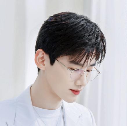 怎样选择适合的眼镜提高颜值,怎么挑选眼镜能让你变漂亮