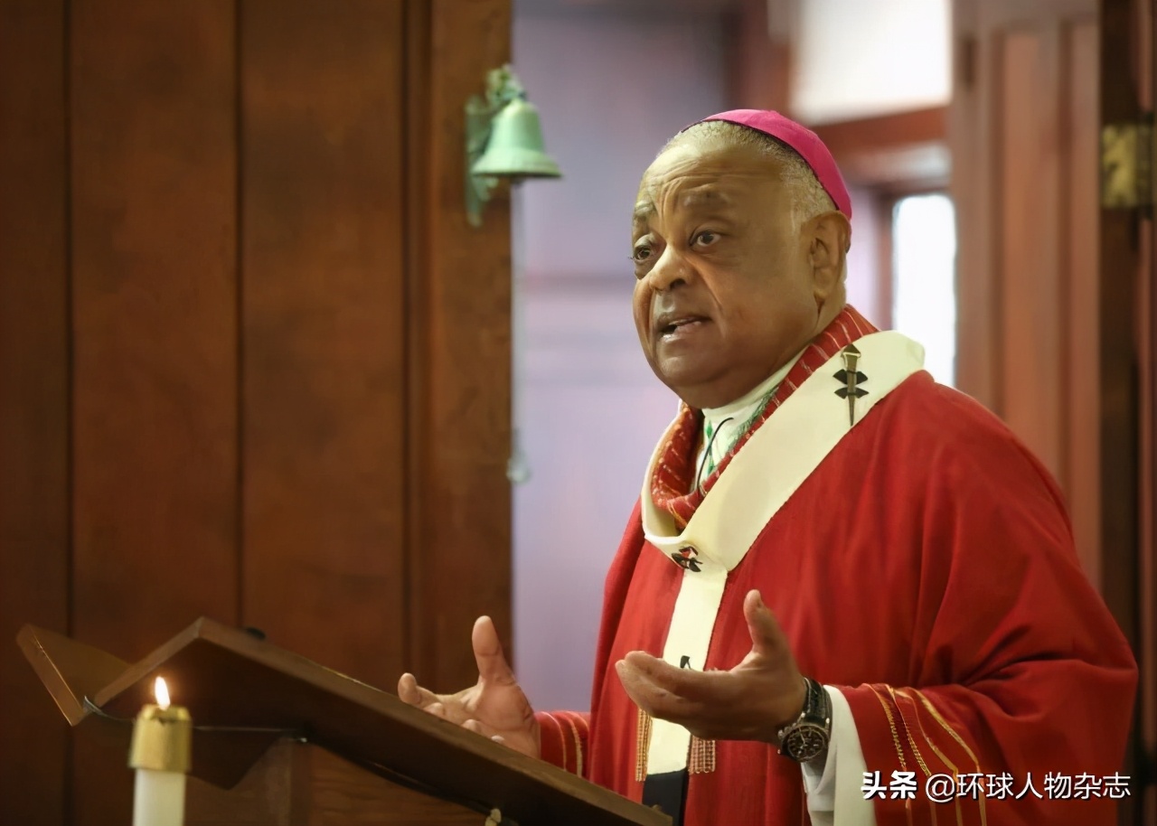 美首位黑人红衣主教出现！拿着10个博士学位，戳穿特朗普“摆拍”，传奇无人敌