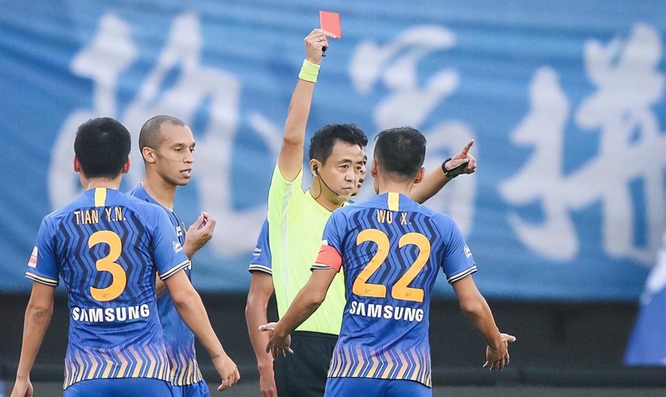 10人+主裁“偏袒”!被世界波逆转!名宿:国内裁判能吹好比赛