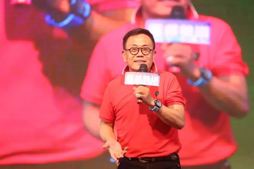 巨邦快乐集结号丨看见了,其中一艘游艇上,是我们的船长大舅哥