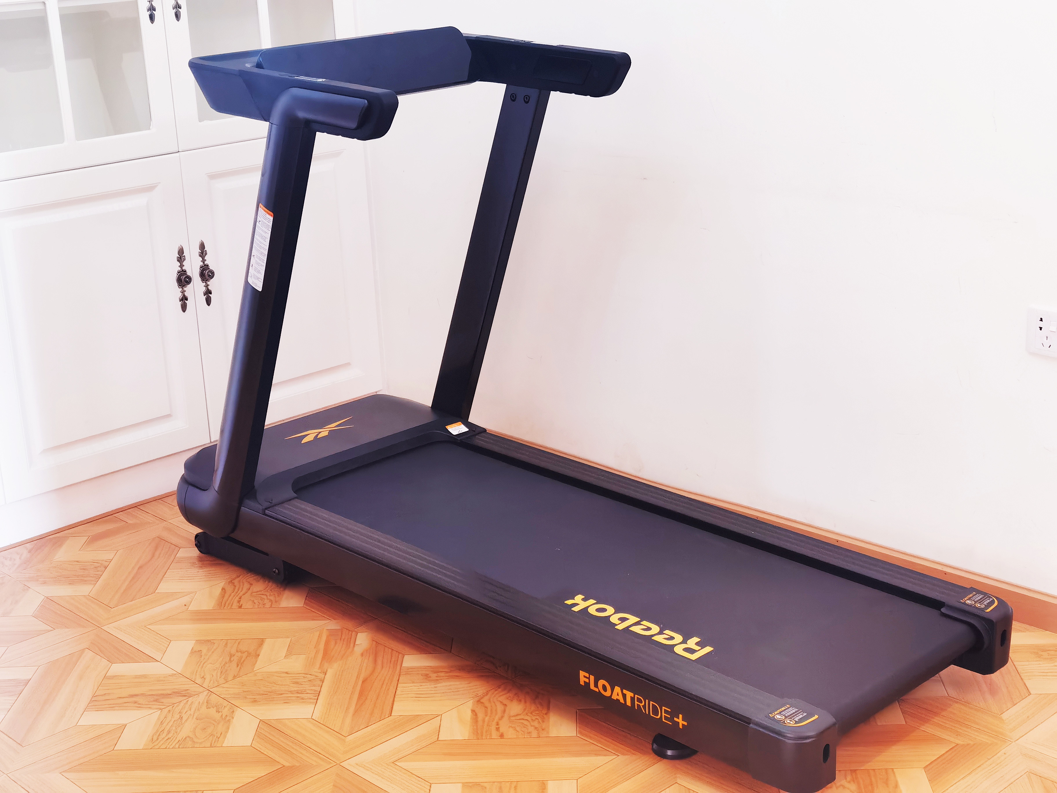 跟着小姐姐一起锻炼,跑步机推荐家用锐步