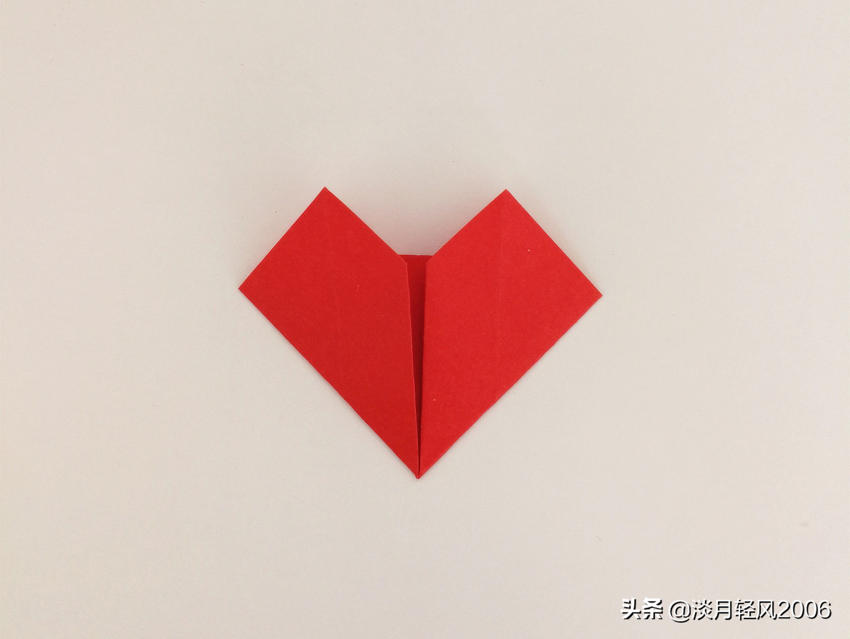 怎么用一张纸一剪刀剪很多个爱心,立体爱心怎么折简单只用一张纸