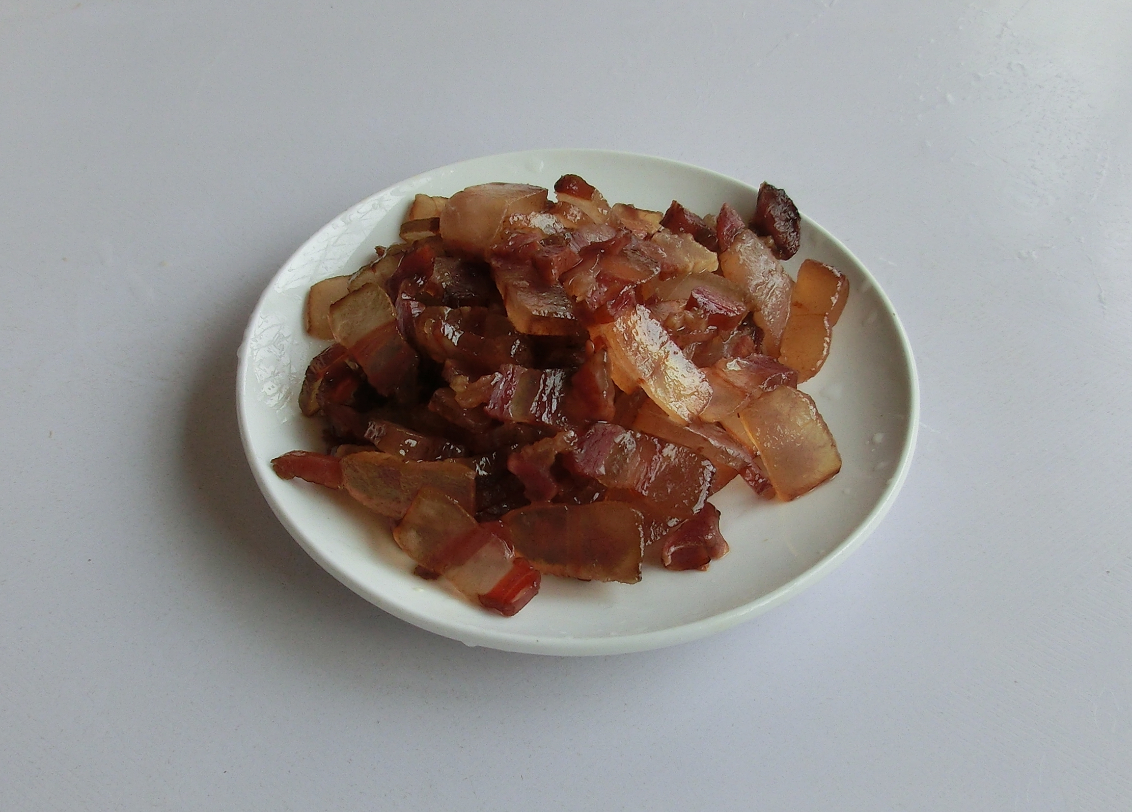 炒腊肉不要直接下锅,炒腊肉时不能洗净直接炒