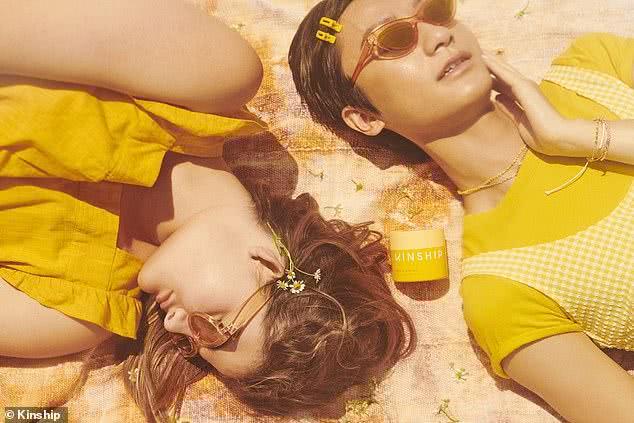 美国15岁残障女孩成为化妆品模特，梦想成真，妈妈担心网络*力暴**