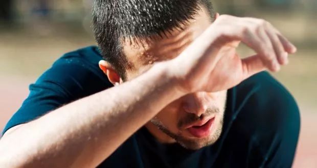 凭什么他跑五公里就不出汗！我八百米不到湿了一身？