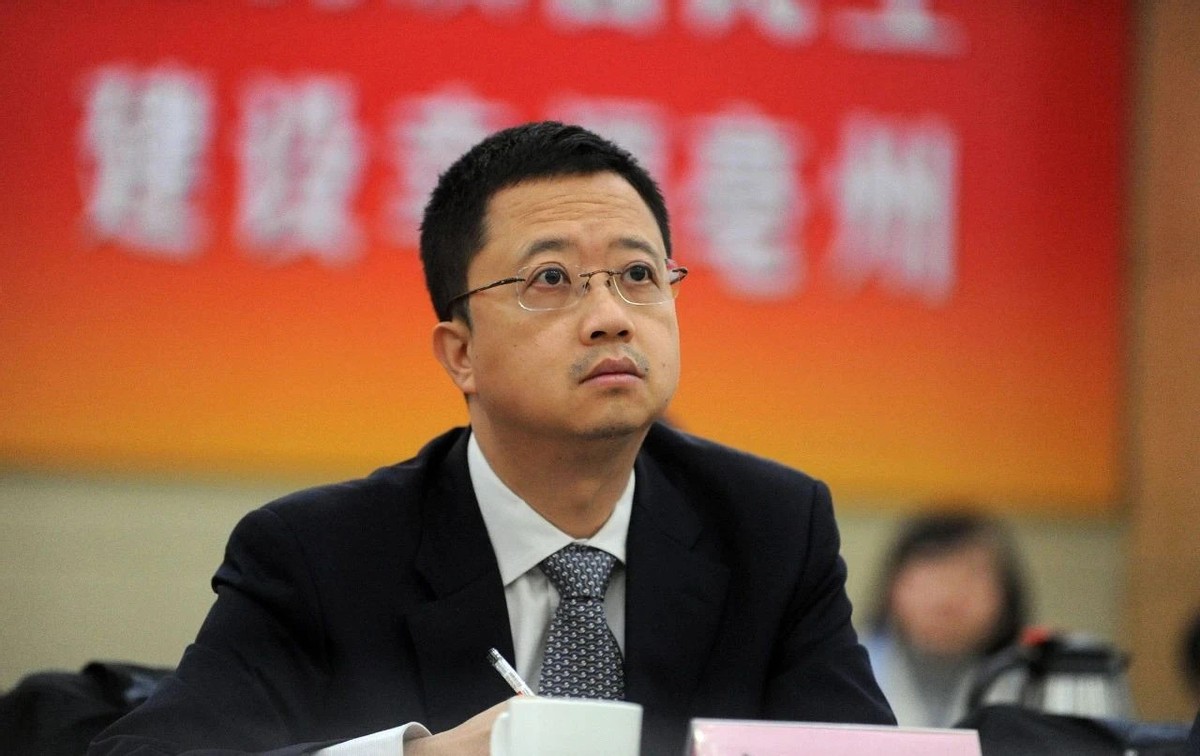 穷小子3万元创业,现在身价超400亿,成为上海首富,却离婚另娶