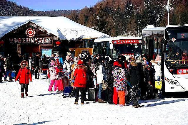 官方回应雪乡15元烤肠明码标价,郭亮村明码标价