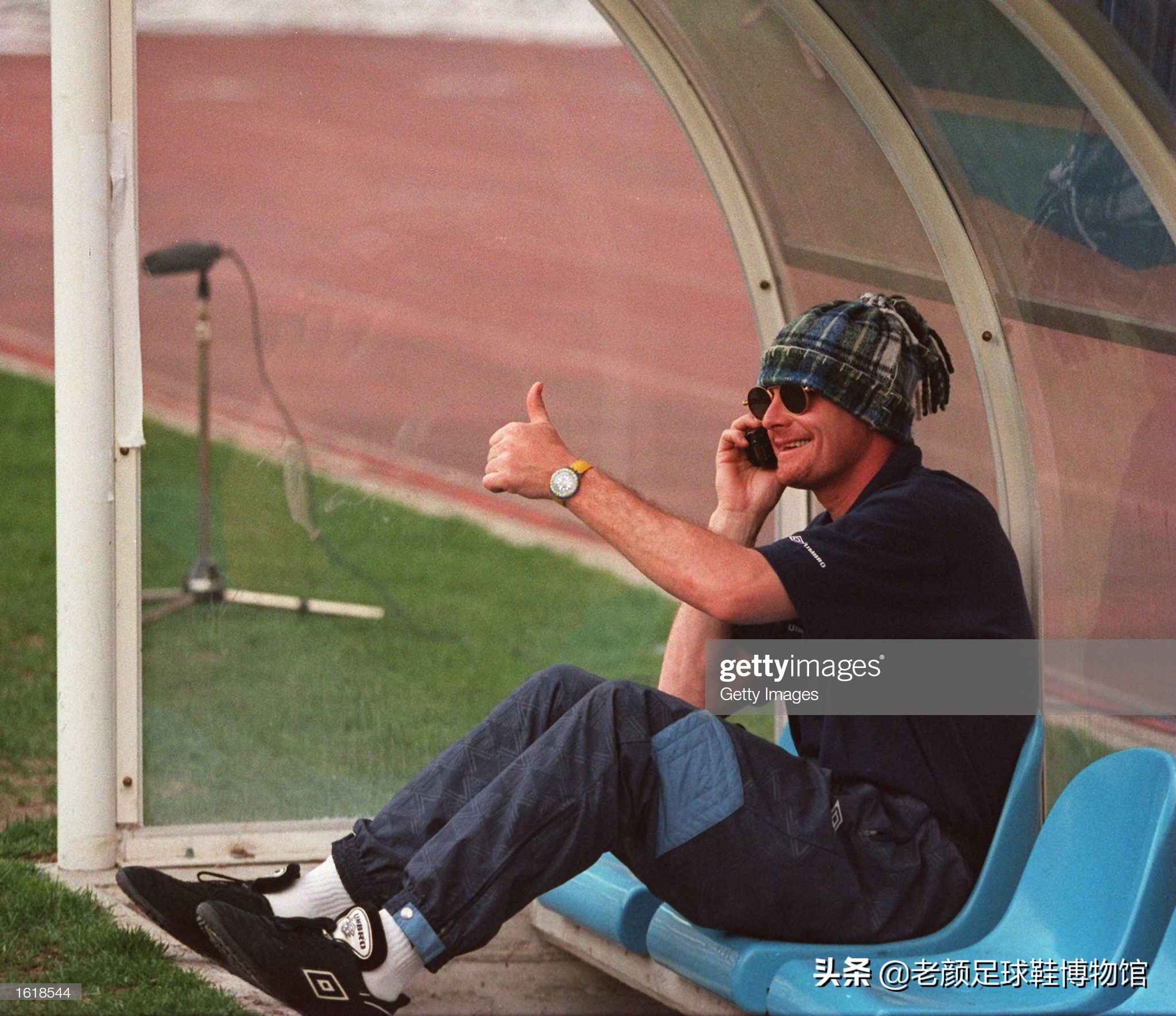 破产酒鬼的球鞋拍卖值6万,加图索的恩人名字成为香港路名