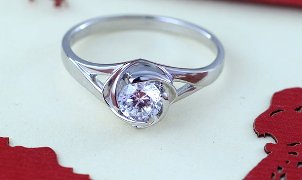 18k金钻石戒指和黄金戒指哪个好,钻戒戒托选18k黄金和18k白金