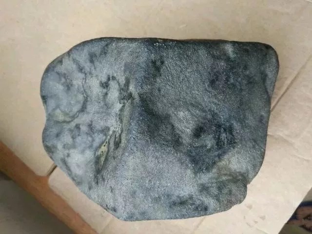 朋友买翡翠原石当场切开暴涨,男子花18000买原石