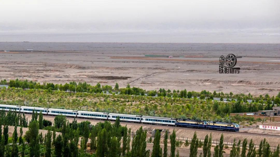 铁影车,东风11型内燃机车照片