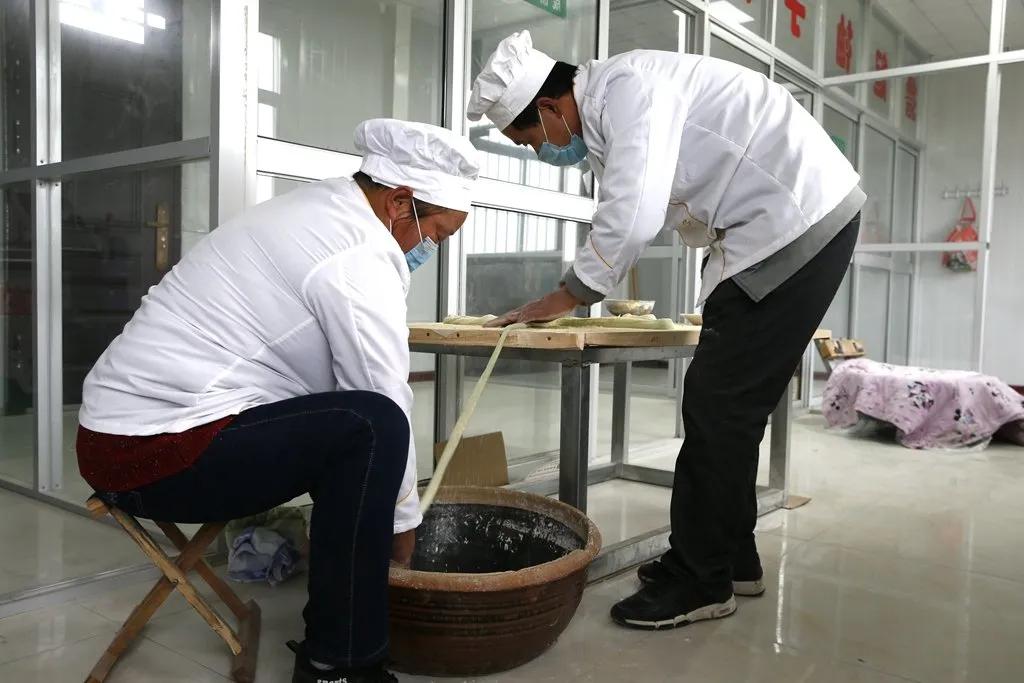 万条“银丝”挂起来！满满的泾阳好味道…