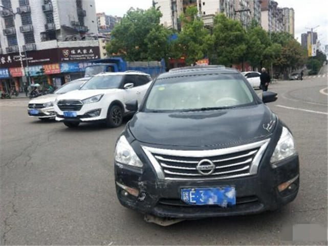 偶遇日产天籁硬怼吉利GC7！巅峰王者还是皮薄馅大？