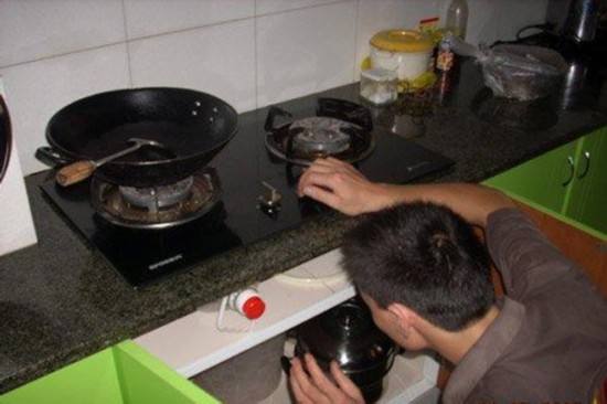 燃气灶点火后几秒钟熄灭是啥原因,为什么燃气灶一打火容易灭