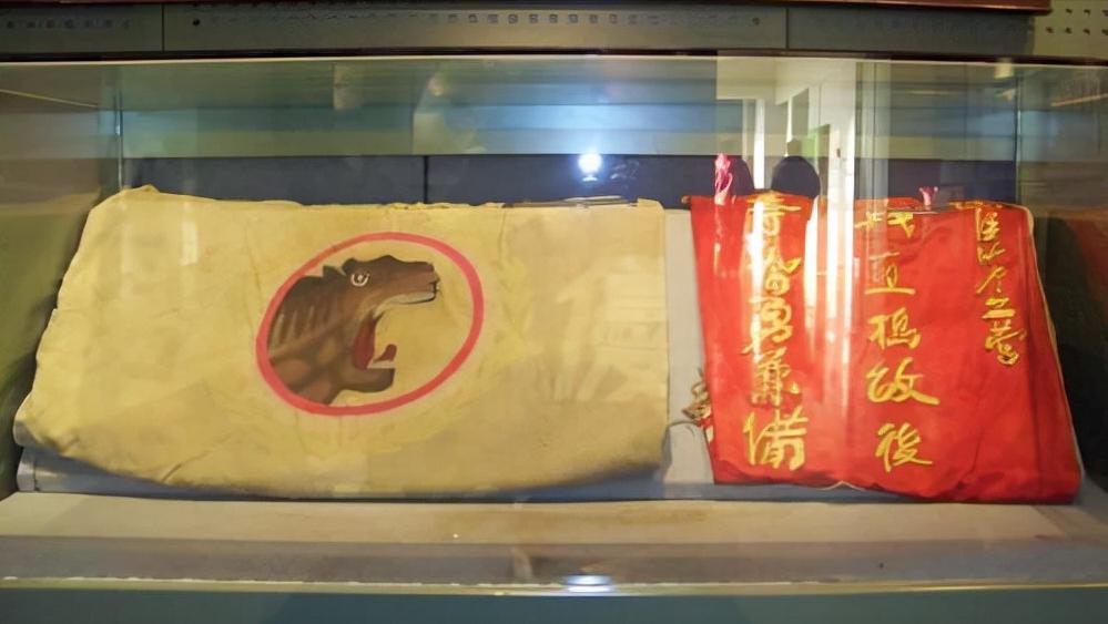 老兵坐飞机被美国人嘲笑,老兵嘲讽新兵被教训了后续