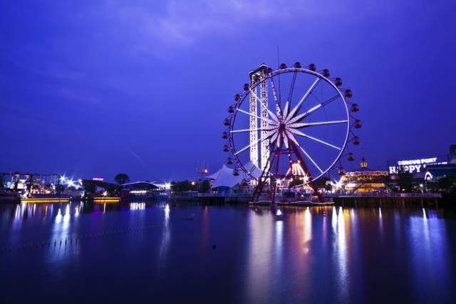 成都欢乐谷圣诞跨年季浪漫来袭，蓝精灵温暖冬日，开启欢乐不眠夜