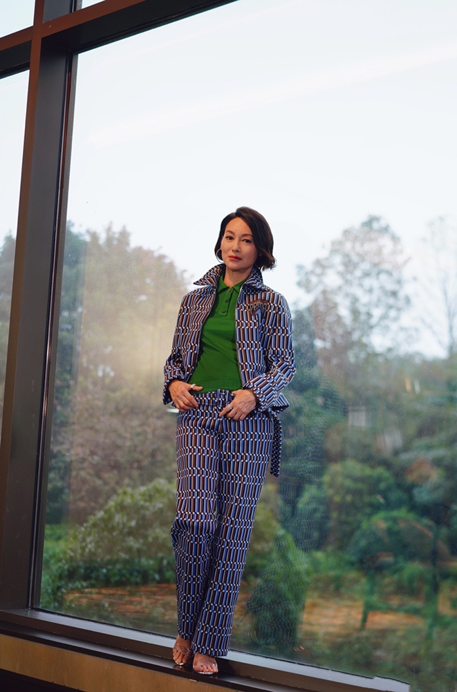 60岁惠英红大片妆发风情魅力,60岁惠英红街头拍戏