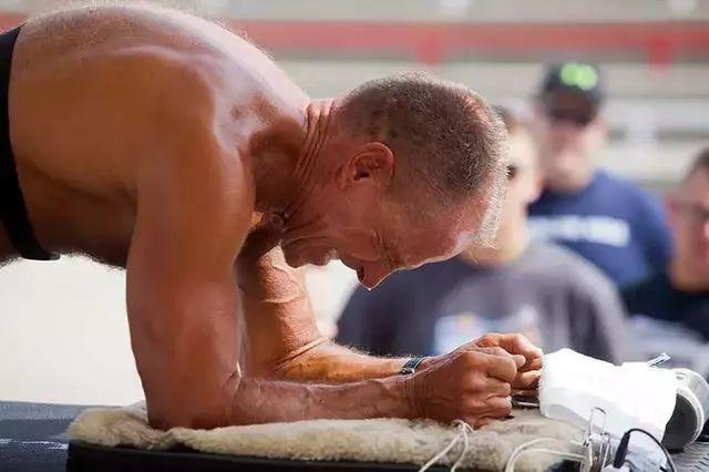 9小时30分钟平板支撑世界纪录,平板支撑吉尼斯世界纪录保持者