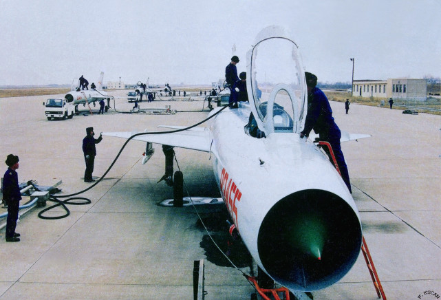 情怀！3D打印制作平头歼8模型，比歼7大一圈，却只带2枚导弹