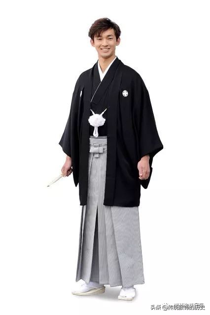 诞生时间比民*旗国**袍长不了多久的和服女袴——行灯袴