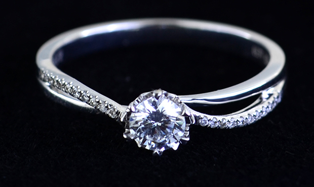 女士戴钻戒一般戴哪个手指,女士十指戒指的戴法和意义