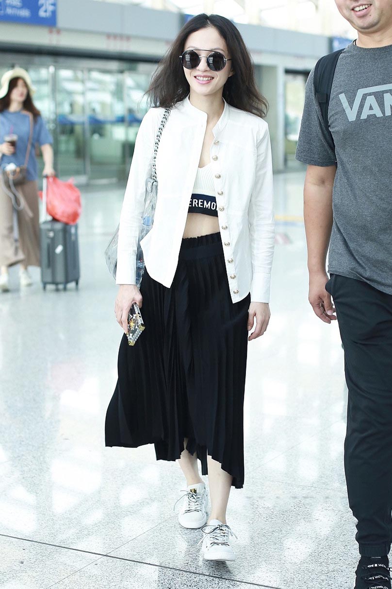 女人再有钱包包也别瞎买,今年流行“塑料袋”,清晰可见得时髦