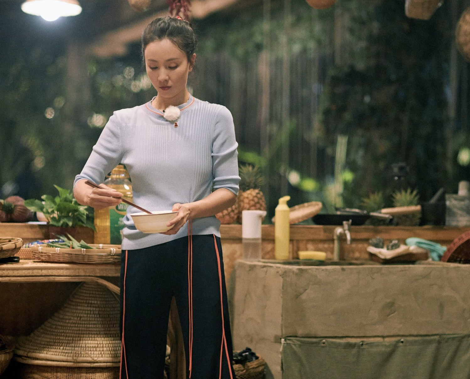 陶虹录节目，红色宽松上衣配驼色阔腿裤，时而像贵妇，时而像农妇