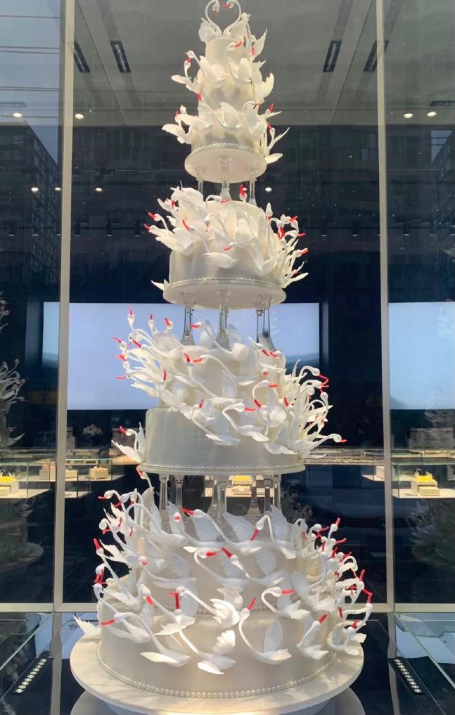 店员像柜姐、配送用劳斯莱斯,贵妇蛋糕卷成啥样了?