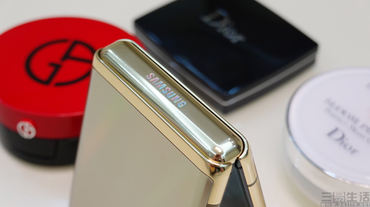 三星galaxyzflip4横向折叠评测,三星折叠屏zflip3与华为折叠屏