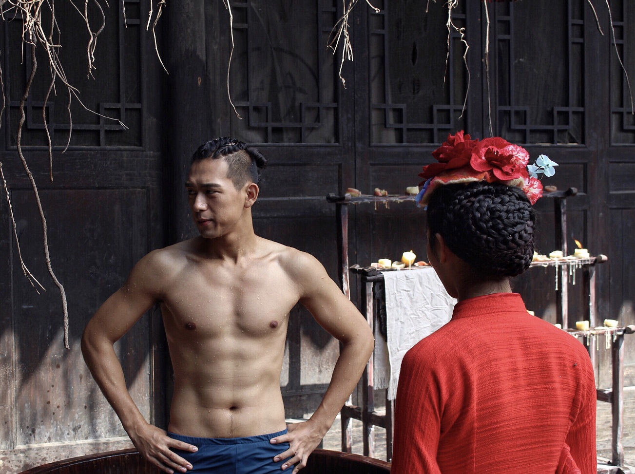 李现为《河神》长时待水下，靠打点滴缓胃疼，至今仍有胃炎后遗症