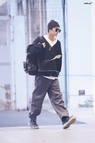 王一博肖战的日常穿搭你更pick谁,王一博穿牛仔上衣与肖战同框视频