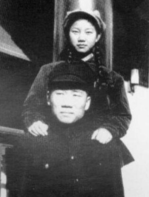 49年毛岸英大婚,酒至半酣时,毛主席摆摆手:你来,我给你个礼物