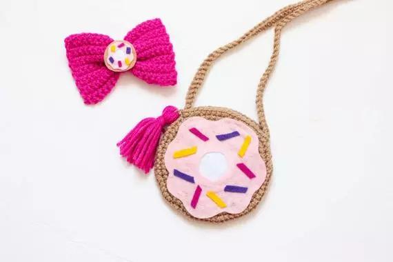 如何钩小包上的小装饰,钩个随身小包包好看