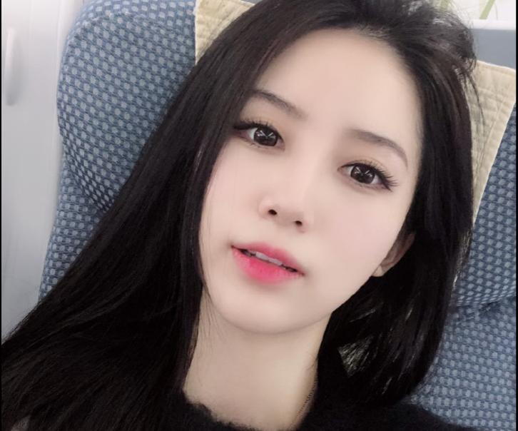 解说小熊领奖被忽悠，穿着朴素活像个服务生，网友：领口往上拉拉