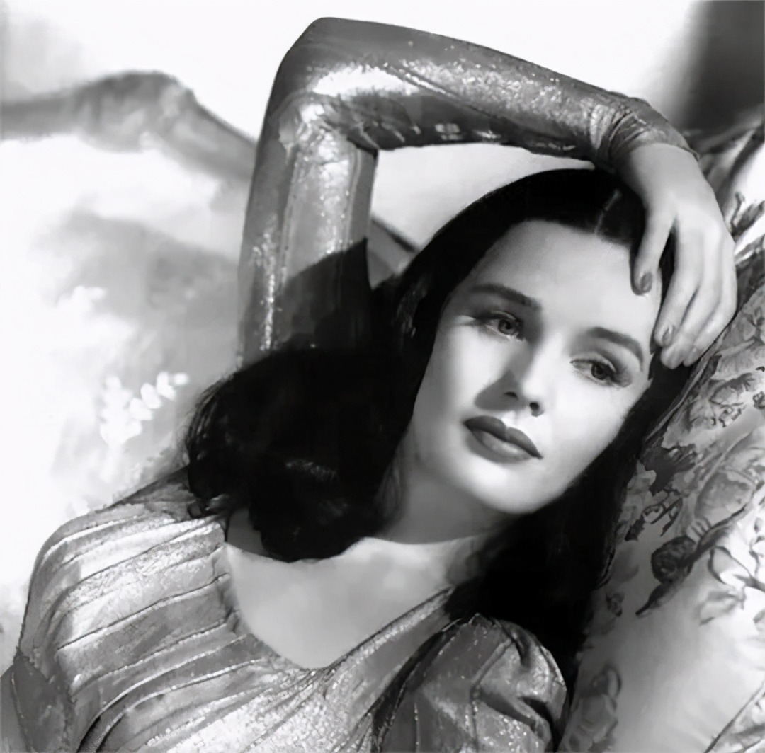 20美元睡一次的女星弗朗西斯:被亲妈送疗养院,被迫切除脑白质