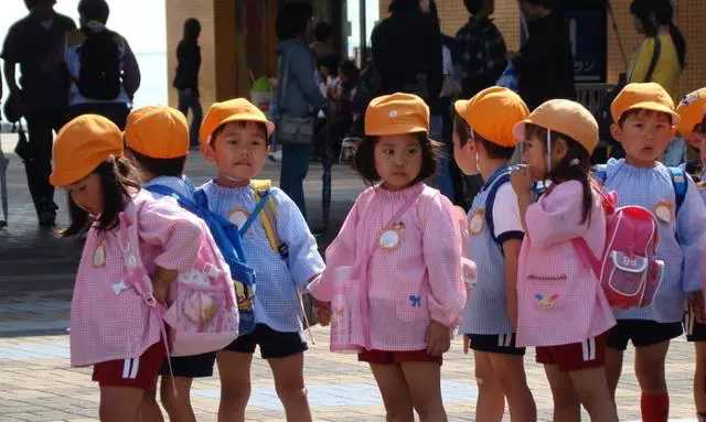 日本小朋友背着书包,日本小学生背的书包