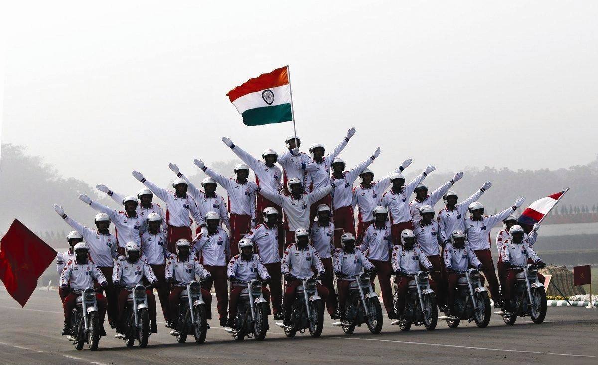 印度阅兵第一功臣是英国人？皇家恩菲尔德成就“人肉金字塔”辉煌