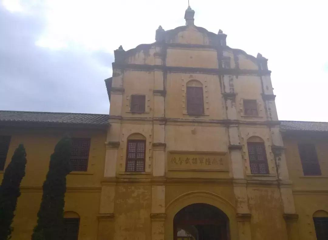 他是官二代，回自己家需要买门票，为了吉他不顾性命