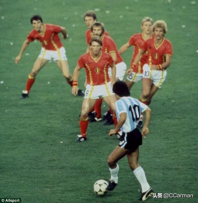 足球“上帝之手”:草根阶层公认史上第一球王,超脱体育政治领袖