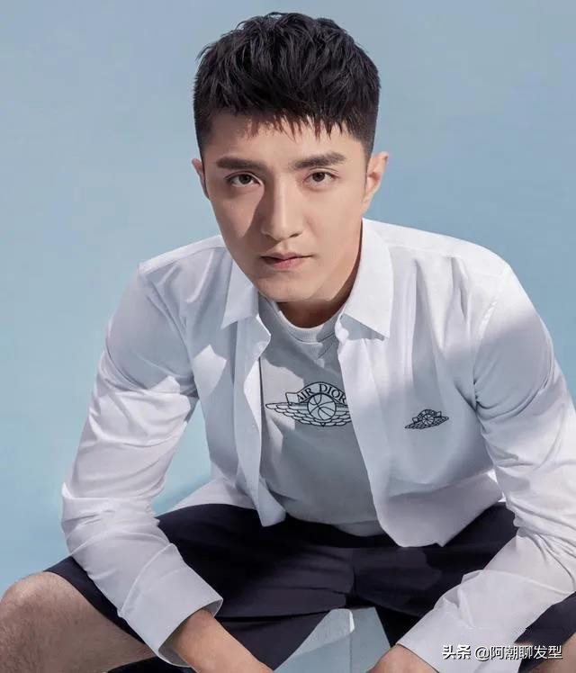 40岁男士两边铲的发型哪种好看,男士发型两边铲短头顶留长打理