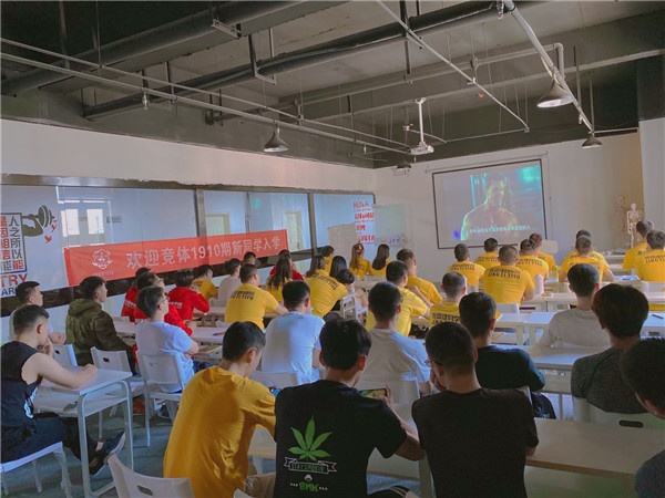 健身教练哪里学含金量高,想当健身教练哪个健身学院靠谱