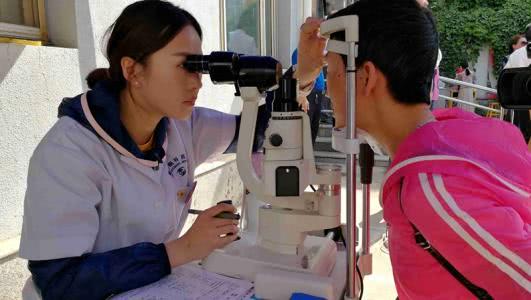 为什么眼白有黑色斑块,为什么眼白有的地方会黑块