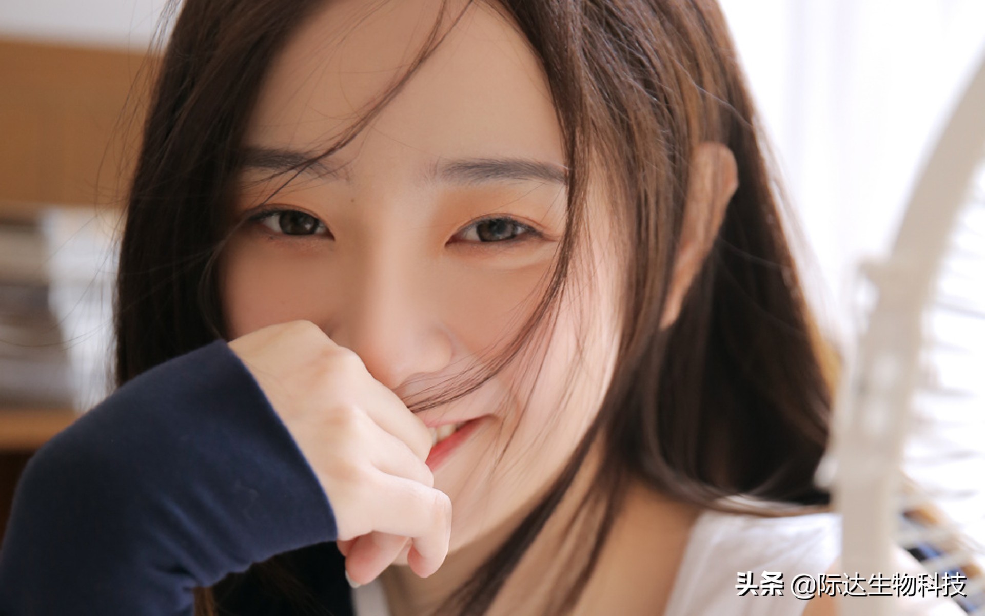 叮咚!你的眼部肌肤已欠费!再不护理,将影响正常使用…