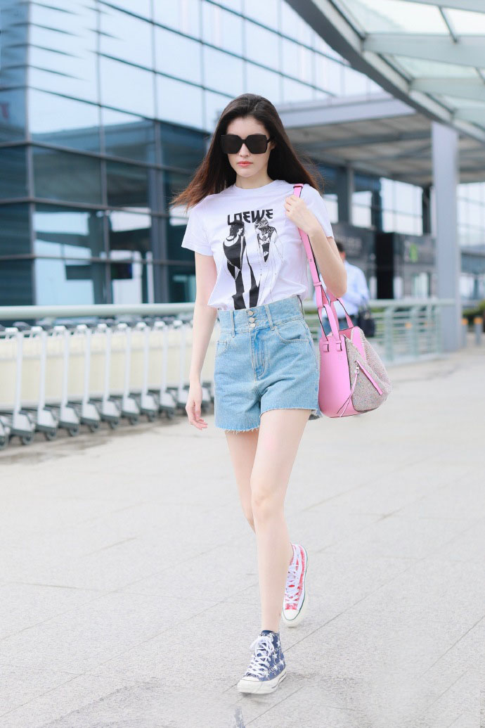 夏天穿腻了小白鞋？那你得试试这种“异色鞋”，郑秀文何穗都在穿