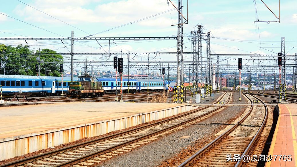 閾佽矾鏈鸿溅鍙告満鏀跺叆澶氬皯,閾佽矾鍩哄眰濂囪懇涔嬩竴