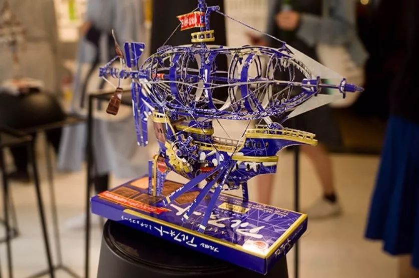 小哥用废纸盒惊艳27万人,跟他一比,我简直是手残