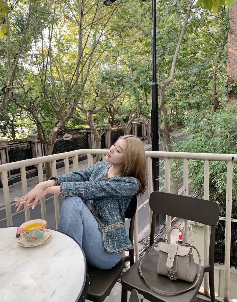 她是中国足球先生女儿，颜值高身材美，肚脐装饰更是吸粉无数