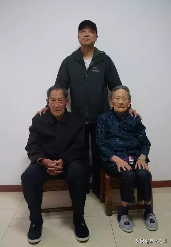 九旬夫妇相亲相爱,百岁老人透露的夫妻长寿秘诀