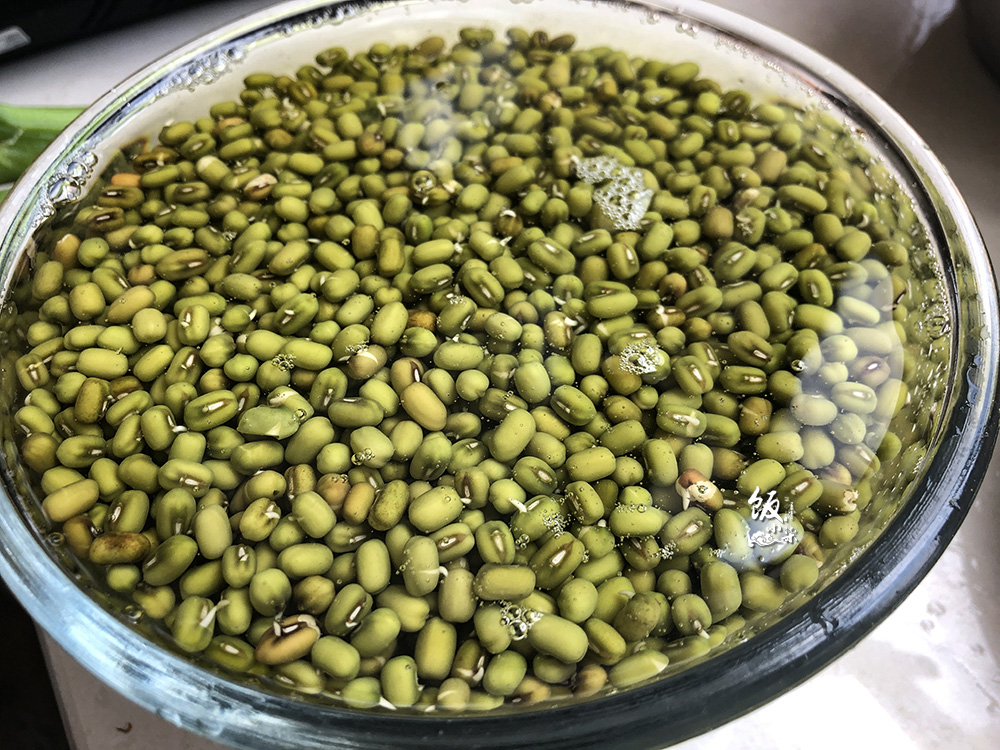 夏天喝冻绿豆汤,不用冰箱冻的绿豆汤